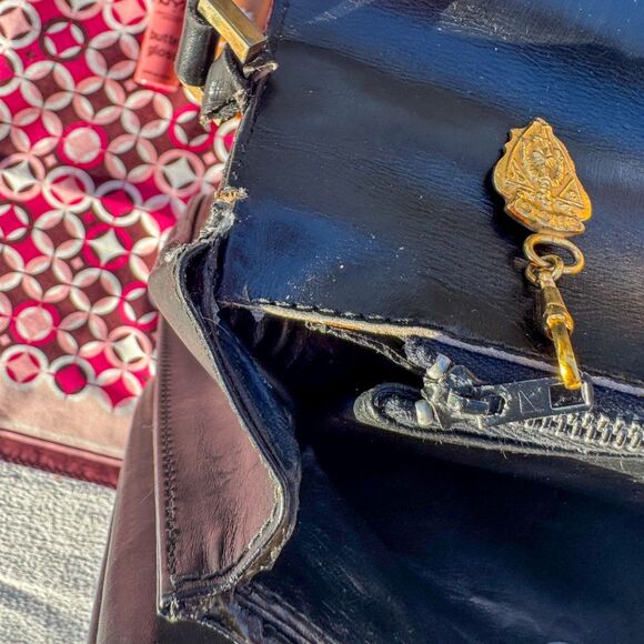 Vintage Gucci Leather One Shoulder Bag - Classic Style with Vintage Charm! - Picture 6 of 14
